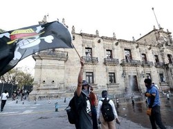 Demo Gen Z Meksiko Protes soal Korupsi, Massa Kibarkan Bendera One Piece