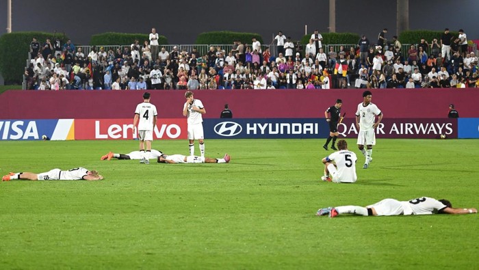 DOHA, QATAR - NOVEMBER 15: The players of Germany look dejected at full-time following the teams defeat in the FIFA Under-17 World Cup Round of 32 match between Germany and Burkina Faso at Aspire Zone on on November 15, 2025 in Doha, Qatar. (Photo by Jurij Kodrun - FIFA/FIFA via Getty Images)