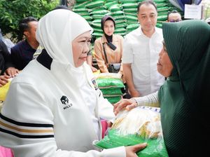 Emak-emak Benowo Surabaya Serbu Pasar Murah yang Digelar Khofifah