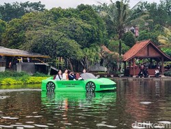 Ada Mobil Lambo Seberangi Danau Alami di Lembang