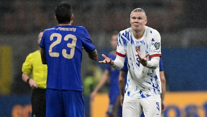 MILAN, ITALY - NOVEMBER 16:  Erling Haaland of Norvegia and Gianluca Mancini of Italy during the FIFA World Cup 2026 qualifier match between Italy and Norway at San Siro Stadium on November 16, 2025 in Milan, Italy. (Photo by Image Photo Agency/Getty Images)