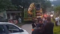 2 Orang Diduga Tersetrum Usai Alat Berat Tersangkut Kabel di Bogor, 1 Tewas