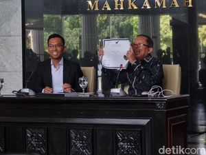 Video: Bantah Tudingan Ijazah Palsu, Arsul Sani Pamerkan Ijazah-Foto Wisuda