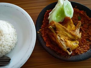 Kecanduan Ayam Gepuk Pedas, Wanita Ini Akhirnya Alami Radang Lambung