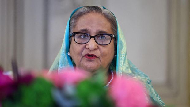 Perdana Menteri Bangladesh Sheikh Hasina berbincang saat berjumpa dengan Menteri Luar Negeri Inggris David Cameron (tidak terlihat) dalam Konferensi Keamanan Munich tahunan, di Munich, Jerman, 17 Februari 2024. REUTERS/Wolfgang Rattay/Foto File