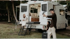 8 Foto Dinda Hauw & Rey Mbayang Rayakan Ultah, Romantis di Tepi Pantai