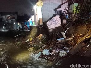 Refleks Apeng Meraih Handuk Saat Rumahnya Tergerus Longsor