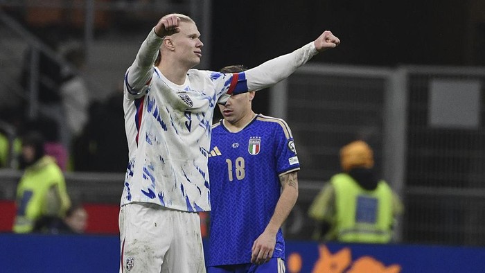 MILAN, ITALY - NOVEMBER 16: Erling Haaland (3rd R), of Norway, celebrates after scoring his second goal during the FIFA World Cup 2026 Group I qualifying football match between Italy and Norway at San Siro Stadium in Milan, Italy, on November 16, 2025. (Photo by Isabella Bonotto/Anadolu via Getty Images)
