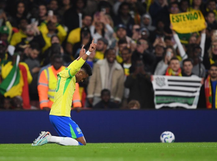 LONDON, ENGLAND - NOVEMBER 15: Estevao of Brazil celebrates scoring his team's first goal during the International Friendly match between Brazil and Senegal at Emirates Stadium on November 15, 2025 in London, England. (Photo by Alex Burstow/Arsenal FC via Getty Images)