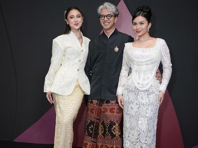Gaya Glamour 7 Artis Pakai Kain Tradisional, Dian Sastro Hingga Maudy Ayunda