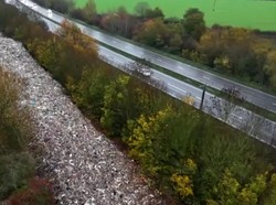 Video Gunungan Sampah Ilegal Dibuang di Dekat Tepi Sungai Inggris