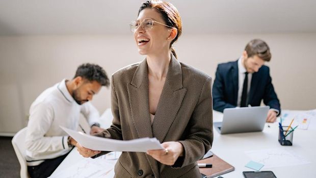 Ilustrasi Aries yang penuh kebahagiaan di tempat kerja/Foto: pexels.com/yankrukov