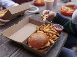 Lagi Viral! Banyak Orang Rela Antre Panjang Demi Sebuah Burger