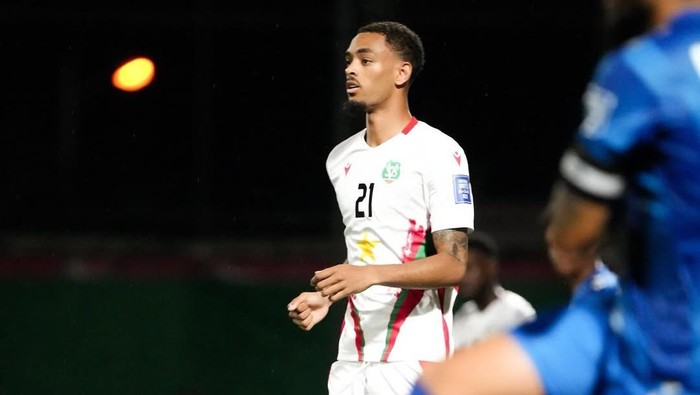 Timnas Suriname tinggal selangkah lagi debut di Piala Dunia. Satu pemainnya, Jaden Montnor, hampir mau dinaturalisasi Indonesia sebelum digagalkan FIFA.
