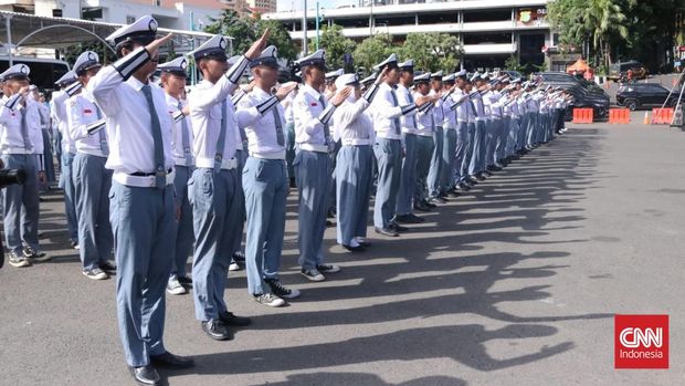 Kapolda Metro Jaya Irjen Pol Asep Edi Suheri memimpin Apel Saka Bhayangkara dan Patroli Keamanan Sekolah (PKS) di Lapangan Presisi Ditlantas Polda Metro Jaya, Senin (17/11/2025). Sedikitnya 1.700 peserta turut hadir, mulai dari Saka Bhayangkara, Pramuka Gugus Depan, hingga Patroli Keamanan Sekolah (PKS)  dari seluruh Polres jajaran. Apel ini sekaligus menjadi momentum pencanangan program baru bertajuk Polisi Siswa Keamanan Sekolah.