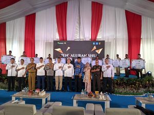 Kapolda NTB Bagikan SHU Koperasi Tambang Salonong ke 3.403 Warga Sumbawa