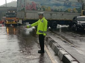 Truk Tronton Rem Blong Seruduk 4 Mobil di Exit Tol Bawen