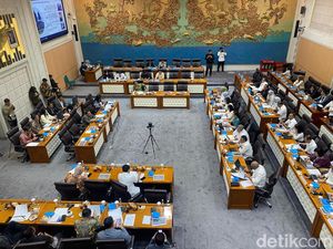 Komisi VII DPR Sentil Menpar Widiyanti soal Lift Kaca Pantai Kelingking