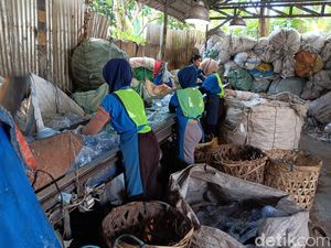 Koperasi Pemulung Raup Cuan Miliaran Berkat Daur Ulang Botol Bekas