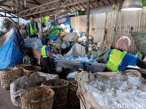 Cara Pemulung di Tangsel Raup Rp 1,2 Miliar Tiap Bulan