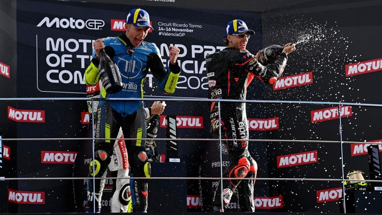 Rider Aprilia itu mengasapi Raul Fernandez dan Fabio Di Giannantonio, menegaskan dominasinya sejak pole position hingga bendera finis. REUTERS/Pablo Morano