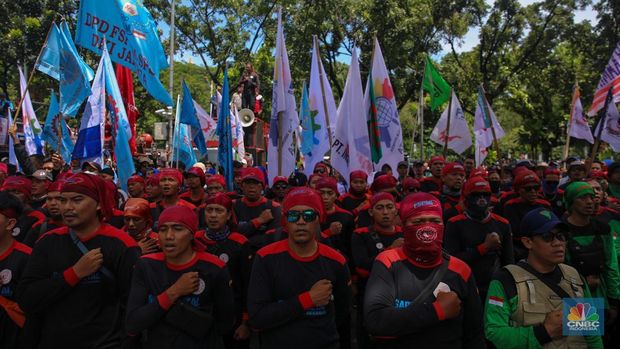 Massa buruh dari Aliansi Federasi Serikat Pekerja-Serikat Buruh se-Jakarta menggelar aksi unjuk rasa di depan Balai Kota Jakarta, Senin (17/11/2025). (CNBC Indonesia/Faisal Rahman)