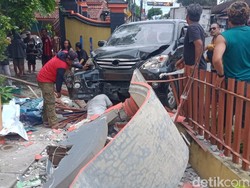Duarr! Avanza Tabrak Pagar SD Gedaren Klaten, Siswa Panik Berhamburan