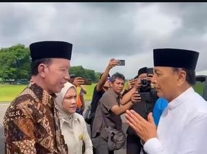 Momen Jokowi Ikut Jemput Jenazah Istri Wiranto di Bandara Solo