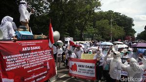 Nakes Honorer Unjuk Rasa di Patung Kuda Jakarta