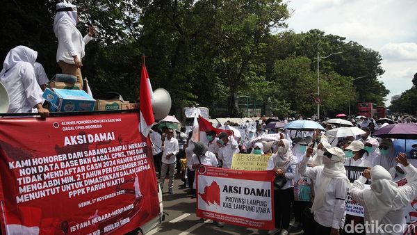 Nakes Honorer Unjuk Rasa di Patung Kuda Jakarta