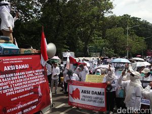 Nakes Honorer Unjuk Rasa di Patung Kuda Jakarta