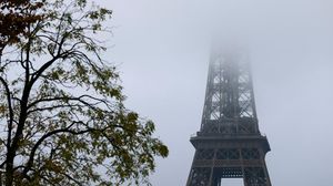 Paris Berkabut, Menara Eiffel Tampil dengan Pesona Berbeda