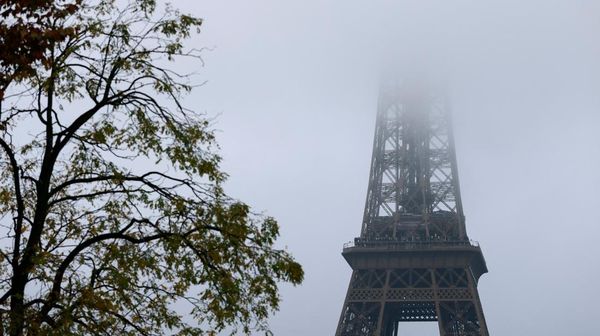 Paris Berkabut, Menara Eiffel Tampil dengan Pesona Berbeda