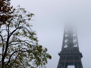 Paris Berkabut, Menara Eiffel Tampil dengan Pesona Berbeda