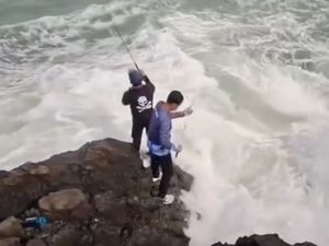 Video: Detik-detik 2 Pemancing Hilang Terseret Ombak di Sukabumi