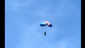 Video: Momen Penerjun Payung di HUT ke-80 Korps Marinir Gagal Mendarat Sempurna