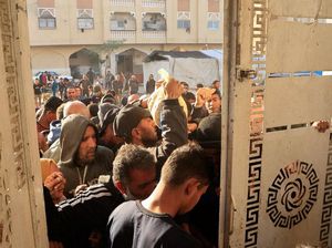 Perjuangan Warga Gaza Mengantre Dua Jam untuk Sebungkus Roti