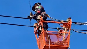 PLN Turunkan Tim Pulihkan Listrik Padam di Sumatera, Minta Masyarakat Tenang