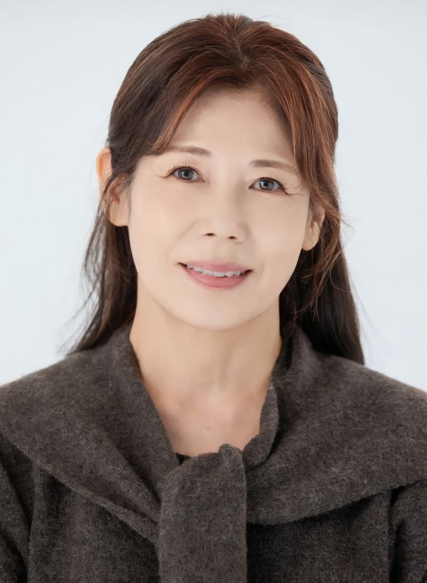 Potret Noh Sang Mi/ Foto: koreaboo.com Noh Sang Mi merupakan ibu dari aktris Han Hyo Joo yang baru memulai debutnya sebagai aktris di usia 63 tahun. Debutnya ini menandai tekat sang ibu untuk mengikuti jejak karir sang putri.