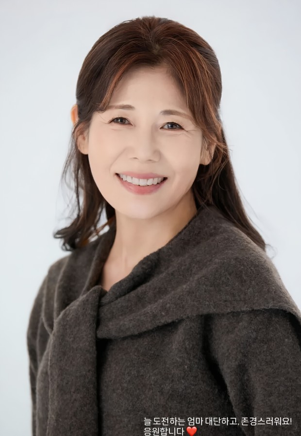 Potret Noh Sang Mi/ Foto: koreaboo.com Han Hyo Joo mengunggah sederet foto profil ibunya, Noh Sang Mi melalui sosial media pribadinya. Unggahannya tersebut disertai pesan penuh rasa bangga.