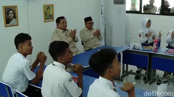Momen Prabowo Dengarkan Guru Ngajar di SMPN 4 Bekasi