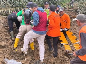 Video Update Longsor di Banjarnegara: 2 Orang Meninggal-27 Orang Hilang