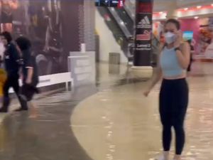 Mal di Malaysia Kebanjiran, Pengunjung Terjebak