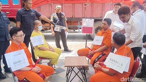 Rekonstruksi kasus Ilham Pradipta, Kacab Bank di Jakarta yang diculik dan dibunuh. Rekonstruksi digelar di Mapolda Metro Jaya, Senin (17/11/2025).