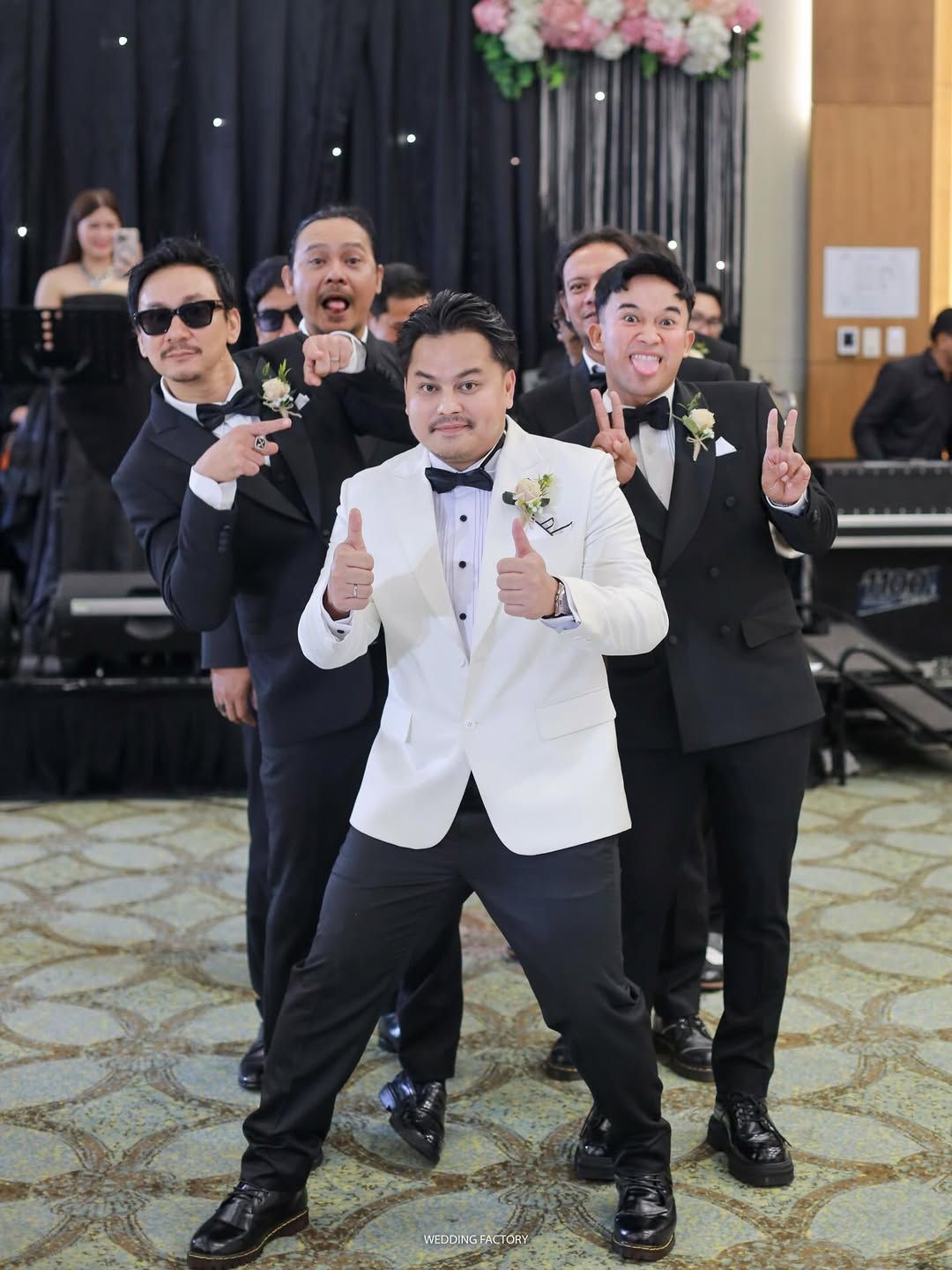 Penyanyi sekaligus komedian Boiyen Pesek resmi menikah dengan kekasih hatinya, Rully Anggi Akbar. Ini profil dan pekerjaan Rully Anggi Akbar, suami dari Boiyen.