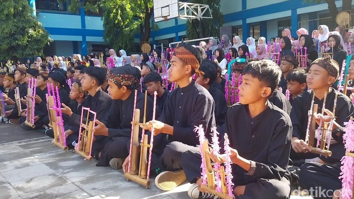 Melihat Kompaknya Siswa SMPN 1 Majalengka Rayakan Hari Angklung Sedunia