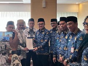 2 Guru di Luwu Utara Resmi Terima SK Pengaktifan Kembali Jadi ASN