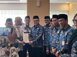 2 Guru di Luwu Utara Resmi Terima SK Pengaktifan Kembali Jadi ASN