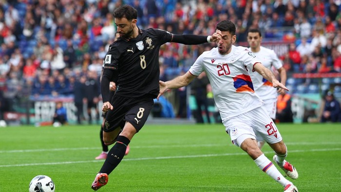 Soccer Football - World Cup - UEFA Qualifiers - Group F - Portugal v Armenia - Estadio do Dragao, Porto, Portugal - November 16, 2025 Portugal's Bruno Fernandes in action with Armenia's Karen Muradyan REUTERS/Pedro Nunes