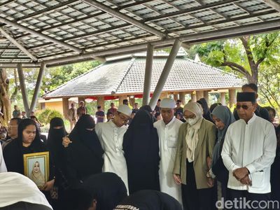 Potret Duka Keluarga Lepas Kepergian Uga Wiranto ke Peristirahatan Terakhir